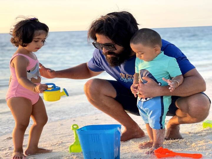 சிறந்த துணை நடிகருக்கான ஃபிலிம்பேர் விருதைப் பெற்றார்