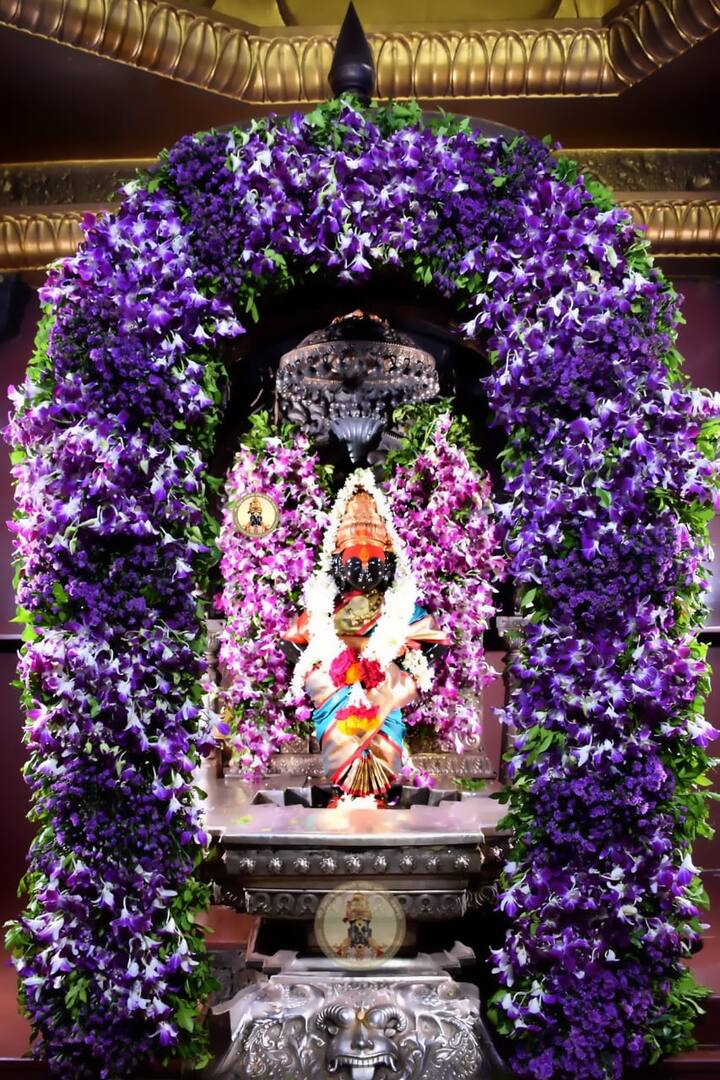 पुणे येथील भाविक सचिन चव्हाण आणि संदीप पोकळे यांनी ही फुलांची सेवा दिली आहे. (Photo Credit : @PandharpurVR)