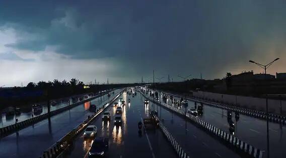 উত্তরপ্রদেশের নিম্নচাপ এলাকার ওপর দিয়ে অক্ষরেখা ঝাড়খণ্ড হয়ে গাঙ্গেয় পশ্চিমবঙ্গের ওপরে বিস্তৃত। এর প্রভাবে জলীয় বাষ্প ঢুকছে।