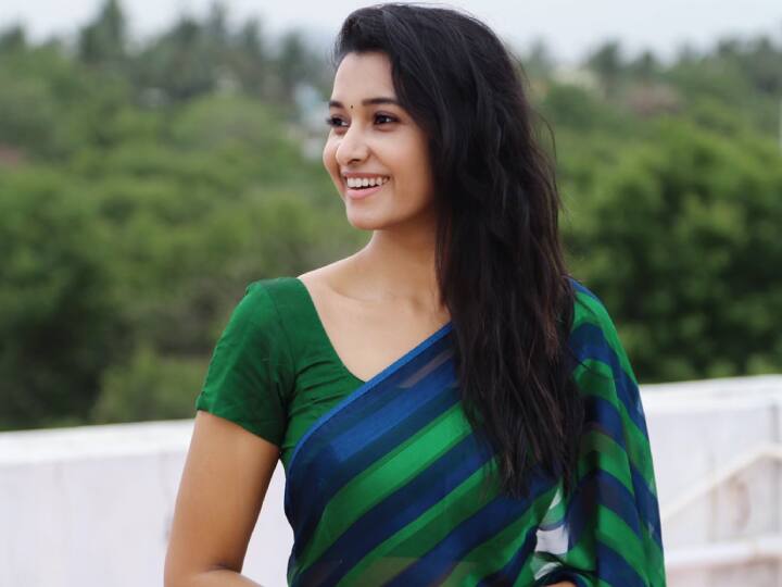 பிரியா செய்தி வாசிப்பாளராக தனது பயணத்தை தொடங்கினர்.