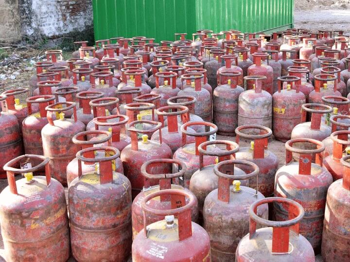 LPG cylinder costlier by Rs 25 from today, know latest price in Delhi, Mumbai, Kolkata, Chennai LPG Cylinder Price Hike: महीने के पहले दिन महंगाई का झटका! LPG सिलेंडर हुआ महंगा, जानिए अब कितनी है कीमत