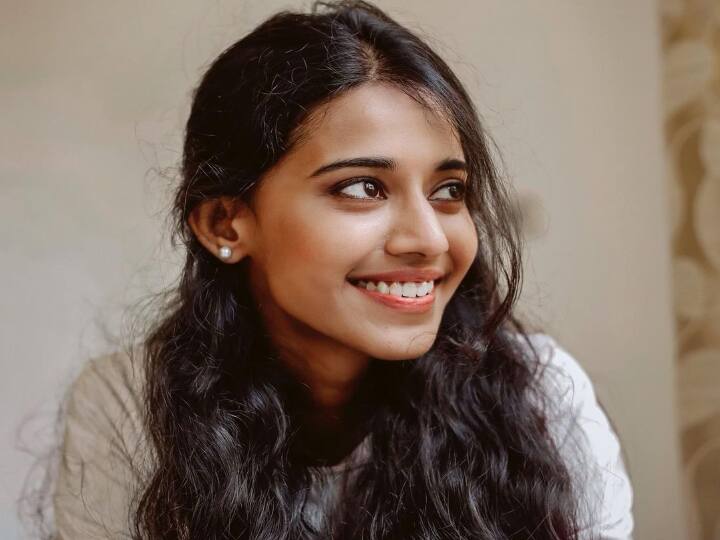 ஓரு மலையோரம் பாடலுக்காக ”பெஸ்ட் அறிமுக சிங்கர்” என்ற பிரிவில் மிர்ச்சி மியூசிக் விருதுகளை வென்றார் .