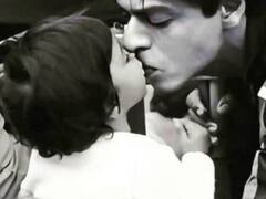 Father's Day के मौके पर सुहाना खान ने शेयर की पापा शाहरुख को Kiss करते हुए प्यारी तस्वीर, हो रही है खूब वायरल