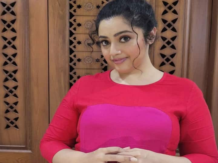 16 வயதினிலே, காதலிசம் என இரண்டு இசை ஆல்பங்களில் பாடியுள்ளார் நடிகை மீனா