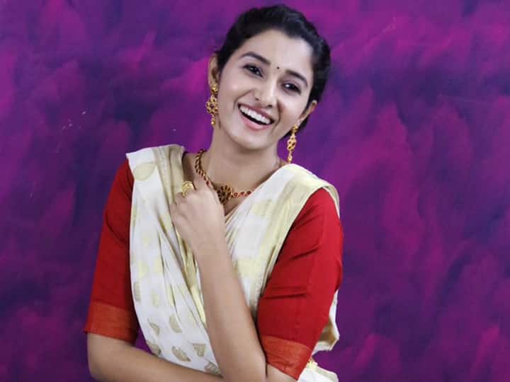 மேயாத மான் படத்தின் மூலம் திரையுலகில் அறிமுகமானார்.
