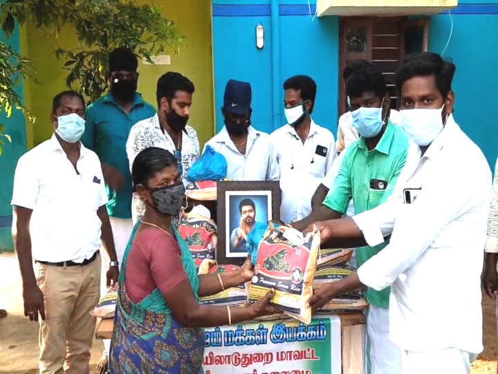 கூலித் தொழிலாளர்களுக்கு மாத உதவித் தொகை வழங்கும் விஜய் ரசிகர்கள்