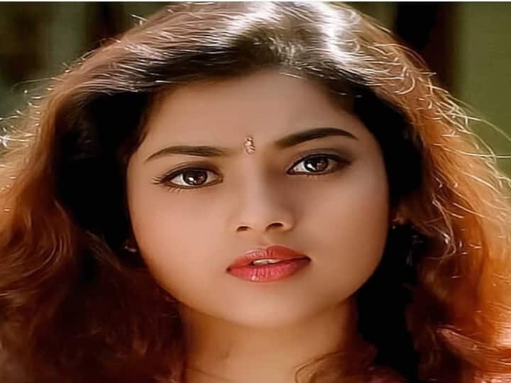 நிறைய ஷூட்டிங்கில் பங்கெடுத்து வந்த காரணத்தால் 8ம் வகுப்போட பள்ளி படிப்பை நிறுத்தினார் மீனா.
