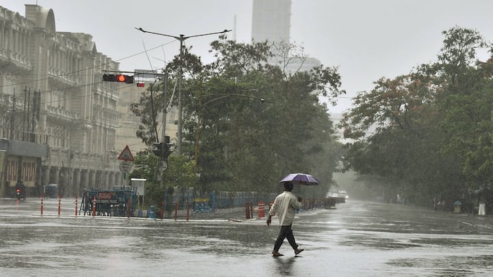 আজ সকালে কলকাতার সর্বনিম্ন তাপমাত্রা ২৪.৯ ডিগ্রি সেলসিয়াস স্বাভাবিকের থেকে দুই ডিগ্রি নিচে। গতকাল সর্বোচ্চ তাপমাত্রা ছিল ৩০.৪ ডিগ্রি সেলসিয়াস স্বাভাবিকের থেকে তিন ডিগ্রি নিচে।
