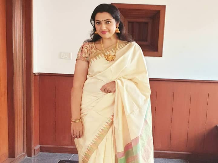 நடிகை மீனா முறையாக பரதநாட்டியம் பயின்றவர் ஆவார்.