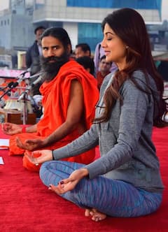 International Yoga Day 2021: From Shilpa Shetty, Kangana Ranaut To Kareena Kapoor, Malaika Arora B-Town Celebs Who Rigorously Practice Yoga