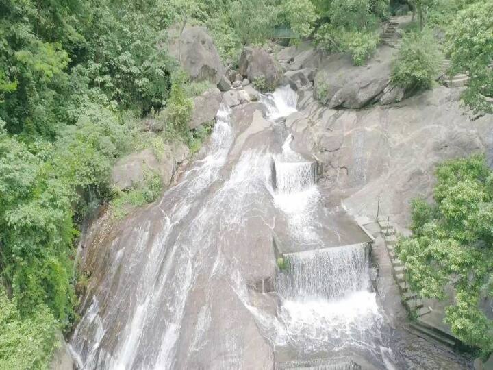 ஊரடங்கினால் வெறிச்சோடி காணப்படும் கோவை குற்றாலம்