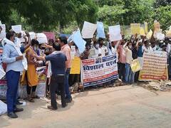 सड़क पर उतरे शिक्षक बनने की चाह रखने वाले अभ्यर्थी, बेसिक शिक्षा निदेशालय पर किया प्रदर्शन