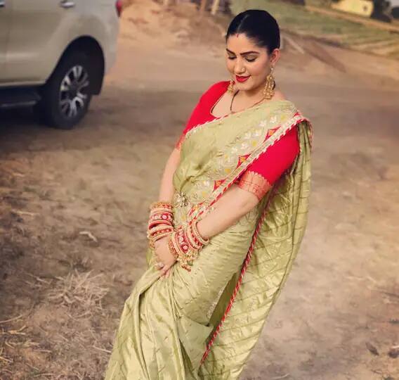 तिने ब्लाउजच्या रंगासह बांगड्या आणि मेकअपचे को-ऑर्डिनेट केले आहे. हा फोटो पोस्ट करताना सपनाने एक अतिशय सुंदर संदेशही लिहिला आहे.