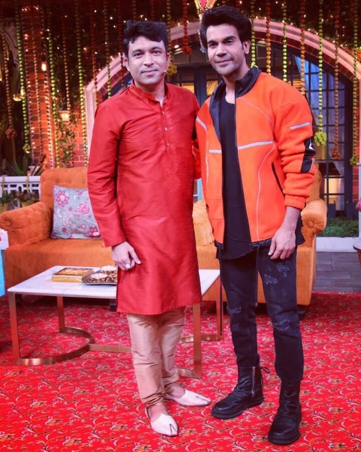 द ग्रेट इंडियन लाफ्टर चैलेंज शो के बाद भी चंदन प्रभाकर कई शो में नजर तो आए लेकिन उनकी किस्मत बदली कॉमेडी नाइट्स विद कपिल से. दरअसल, कपिल शर्मा और चंदन प्रभाकर दोनों एक दूसरे को पहले से जानते थे. दोनों ने लाफ्टर चैलेंज में भी साथ ही हिस्सा लिया था. (फोटो - सोशल मीडिया)