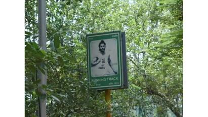 Milkha Singh’s Photo Gets Replaced With Farhan Akhtar At Noida Stadium Netizens attacks Authority Milkha Singh Photo: মিলখা সিংহের বদলে নয়ডা স্টেডিয়ামে ফারহান আখতারের ছবি! বিতর্কের মুখে পড়ে বোর্ড সরাল প্রশাসন