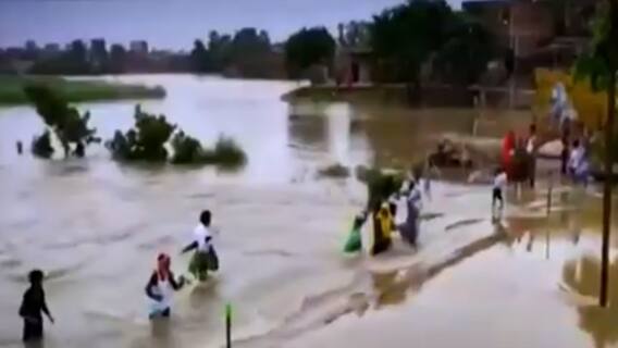 रहने को घर नहीं, सोने को बिस्तर नहीं, जनता बाढ़ से बेहाल, अब तो जागो सरकार | भारत की बात