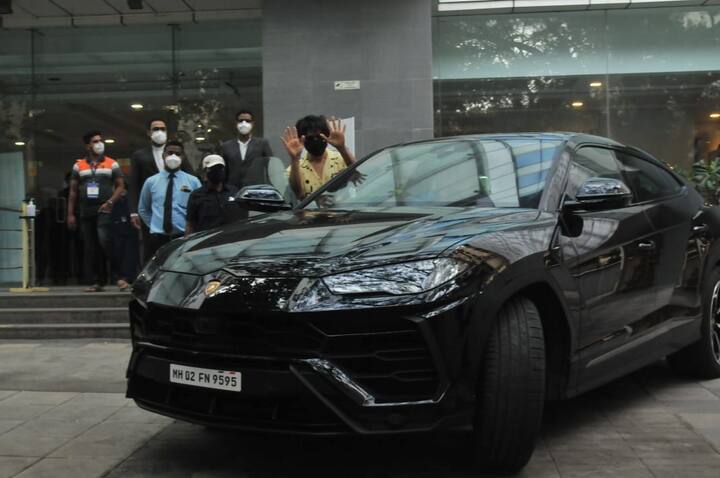 Kartik Aaryan happily posed with his swanky Rs 4.50 crore black wheels for the paparazzi, who were stationed outside the hospital.