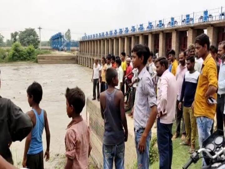 Boy Friend and girl friend jumped into the canal Kasganj Uttar Pradesh ann उफनती नहर में प्रेमी-प्रेमिका ने लगा दी छलांग, युवक को गोताखोरों ने बचाया, प्रेमिका का पता नहीं