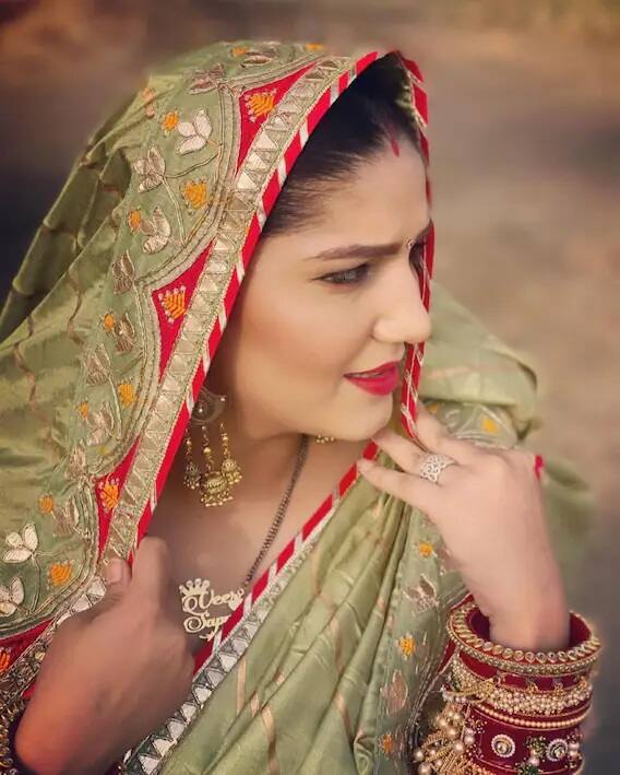 ਸਪਨਾ ਚੌਧਰੀ ਦੇ ਬੁੱਲਾਂ ਤੇ ਲਾਲ ਸੁਰਖ਼ੀ ਉਨ੍ਹਾਂ ਦੀ ਖੂਬਸੂਰਤੀ ਵਧਾ ਰਹੀ ਹੈ।