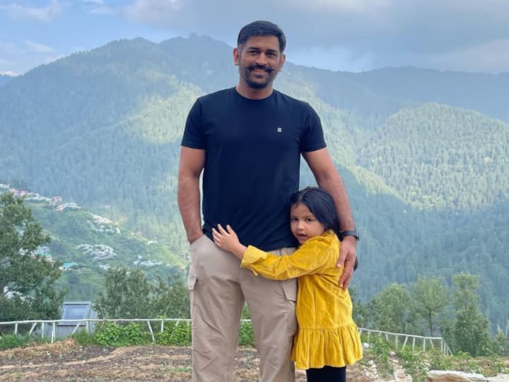 MS Dhoni reveals New Look In Pictures With Daughter Ziva viral on internet MS Dhoni on Social Media: தோற்றாலும் ஜெயிச்சாலும் மீசையை முறுக்கு...தல தோனியின் நியூ லுக்..!