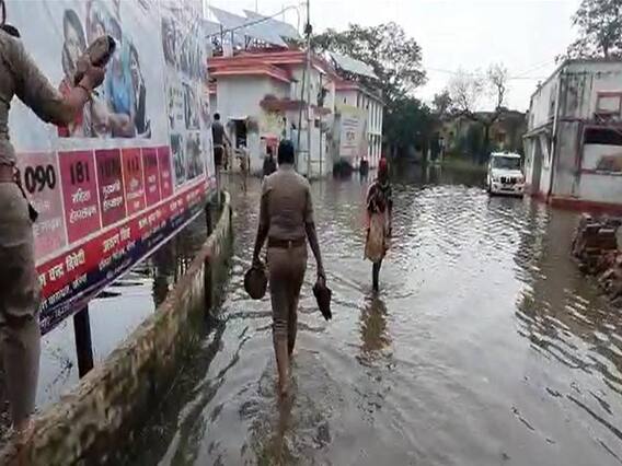 भारी बारिश के बाद बलिया का एसपी ऑफिस बना तालाब, पुलिसकर्मी और फरियादियों के लिये बढ़ी मुश्किल भारी बारिश के बाद बलिया का एसपी ऑफिस बना तालाब, पुलिसकर्मी और फरियादियों के लिये बढ़ी मुश्किल