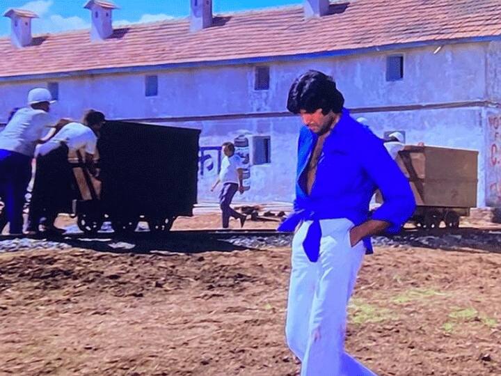 After 45 Years later Amitabh Bachchan reveals story behind his Iconic Look in Deewar on Social Media नीली शर्ट में लगाई गांठ और बन गए हीरो, जानते हैं दीवार फिल्म में Amitabh Bachchan के इस आइकॉनिक लुक की कहानी?