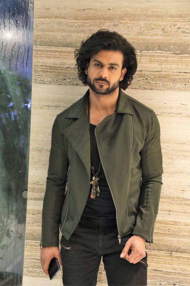 लिस्ट में आखिरी नाम है बिग बॉस फेम विशाल आदित्य सिंह का. बताया जा रहा है कि विशाल एक बार शो से बाहर हो गए थे, लेकिन वाइल्ड कार्ड बनकर वापस आए और अंत तक मजबूत बने रहें.