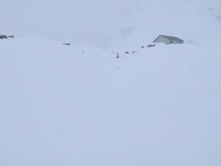 उत्तराखंड: जून के महीने में भी बर्फ से ढके चमोली के पहाड़, देखें तस्वीरें
