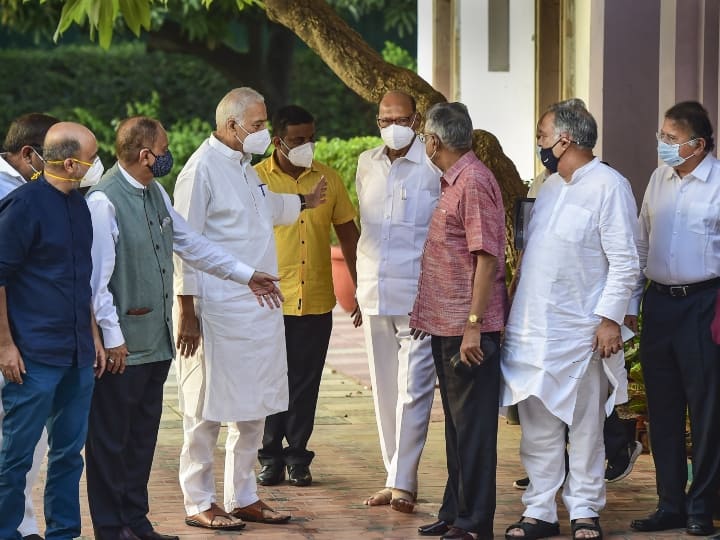 Sharad Pawar hosts opposition leaders, NCP says not a political or anti BJP front meeting ANN शरद पवार के घर हुई बैठक के बाद राष्ट्रमंच के नेताओं ने कहा- BJP के खिलाफ मोर्चा बनाने के लिए नहीं थी बैठक