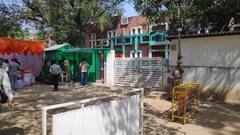 ਬਾਦਲ ਤੋਂ ਕੋਟਕਪੂਰਾ ਗੋਲੀ ਕਾਂਡ ਬਾਰੇ ਪੁੱਛਗਿੱਛ, ਸੀਨੀਅਰ ਲੀਡਰ ਵੀ ਬਾਦਲ ਦੀ ਰਿਹਾਇਸ਼ 'ਤੇ ਪਹੁੰਚੇ