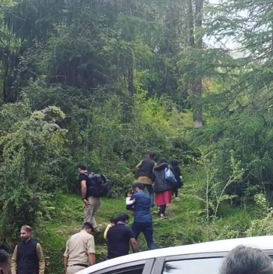 ਤਿੰਨ ਦਿਨ ਸ਼ਿਮਲਾ ਸ਼ਹਿਰ ਵਿਚ ਰਹਿਣ ਤੋਂ ਬਾਅਦ, ਧੋਨੀ ਜੁਬਲ ਕੋਟਖਾਈ ਦੀ ਰਤਨਾੜੀ ਪੰਚਾਇਤ ਪਹੁੰਚੇ, ਜੋ ਸੇਬ ਵੈਲੀ ਵਜੋਂ ਮਸ਼ਹੂਰ ਹੈ। 