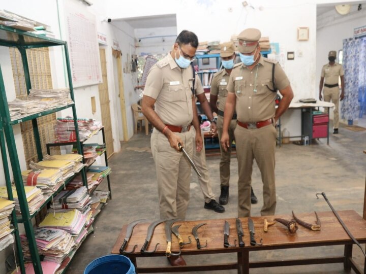 தூத்துக்குடி : மான் கொம்பு, வீச்சரிவாள் உள்ளிட்ட பயங்கர ஆயுதங்களுடன் ஒருவர் கைது..!