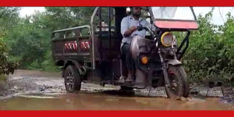 Potholes made the road in Bankura accident prone and dangerous Pathetic condition of roads: দীর্ঘদিন হয়নি সংস্কার, বাঁকুড়ায় রাজ্যসড়কে মৃত্যুফাঁদ