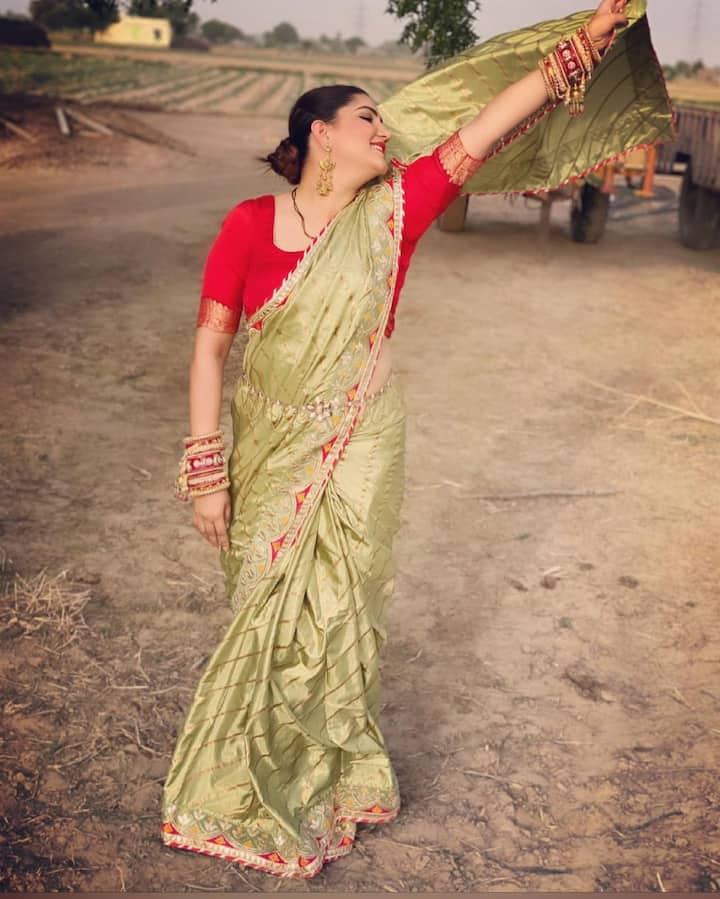 अपनी इन अदाओँ से उन्होंने फैंस का दिल जीत लिया है. सपना ने लाइट ग्रीन कलर की प्रिंटेड साड़ी पहने हुई हैं और उसके साथ उन्होंने लाल ब्लाउज पहनी है.