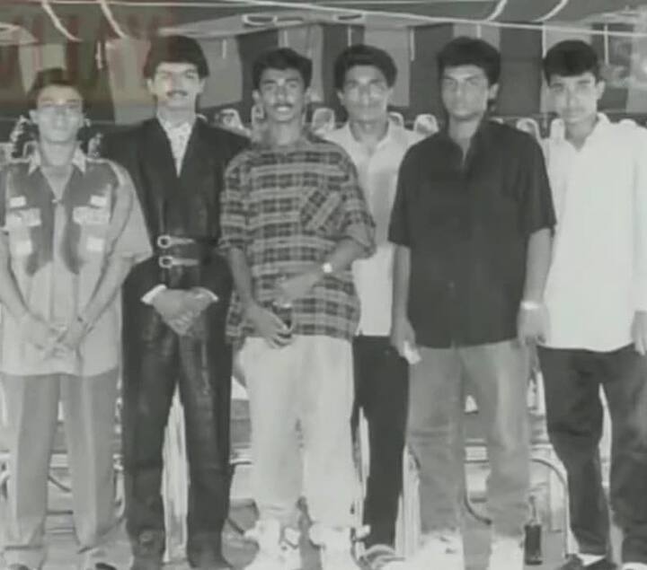 நண்பர்களுடன் இளம் வயதில் இளைய தளபத விஜய்