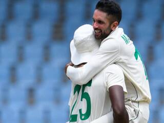 Keshav Maharaj picks South Africas first Test hat-trick to script history Keshav Maharaj Record: 60 ஆண்டுகளுக்கு பின் ஹாட்ரிக் விக்கெட் எடுத்த தென்னாப்பிரிக்கா: அசத்திய இந்தியா வம்சாவளி பவுலர்!