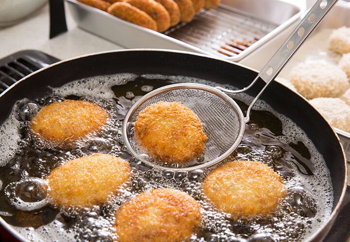 ચોમાસામાં તળેલી સ્પાઇસી ચીજો ખાવાની ખૂબ જ ઇચ્છા થાય છે. આ સ્થિતિમાં વજન વધી જાય છે. ચોમાસાની સિઝનમાં મોટાબિલિઝમ પણ સ્લો થઇ જાય છે. આ સ્થિતિમાં જો આપ વજન ઓછું કરવા માંગતા હો તો ડાયટમાં મહત્વના 5 ફેરફાર કરવાની જરૂર છે.