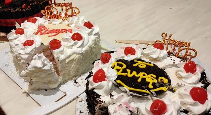 একটা নয়, জন্মদিনে তিন-তিনটি কেক কাটলেন অভিনেত্রী।