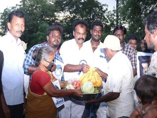 ”இந்த வருஷம் போஸ்டர் அடிக்கல, உதவி செஞ்சோம்” :  நெகிழும் விஜய் ரசிகர்கள்..!