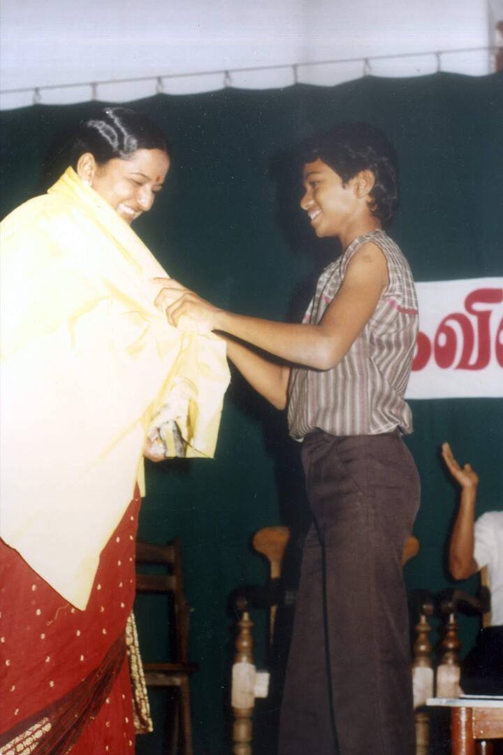 தாய் ஷோபாவிற்கு பொன்னாடை போர்த்தும் மகன் விஜய்