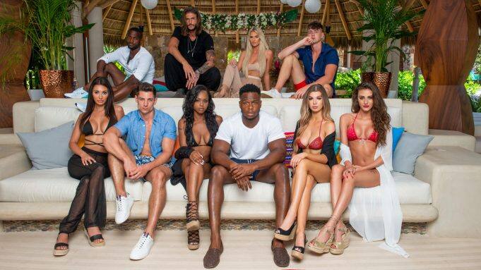 टू हॉट टू हैण्डल सीजन 2  - ये सीरीज बेहद बोल्ड कंटेट वाली है जिसमें कई कपल की स्टोरी एक साथ दिखाई गई है. ये नेटफ्लिक्स पर 23 जून को  रिलीज होगी.