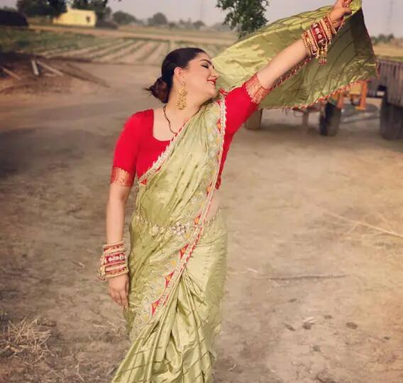 सपनाच्या या अदांनी चाहत्यांची मने जिंकली आहेत. सपनाने हलकी ग्रीन कलरची छापील साडी परिधान केली असून तिने यासह लाल ब्लाउज पेअर केला आहे.