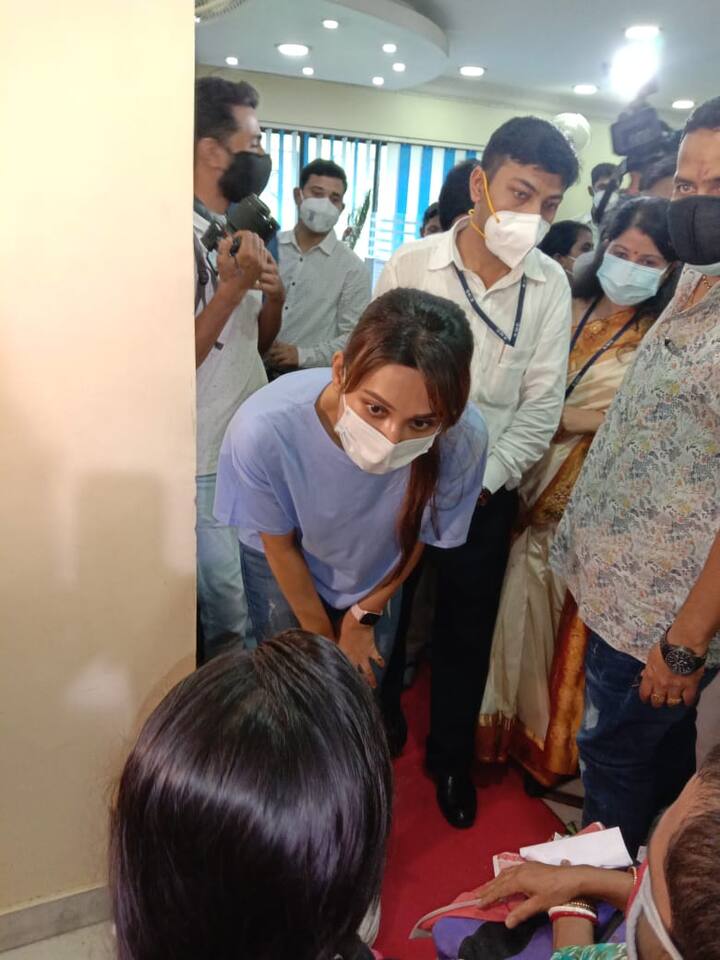 সম্প্রতি সোশ্যাল মিডিয়ায় ভালোবাসার মাস নিয়ে বিশেষ বার্তা দিয়েছিলেন অভিনেত্রী সাংসদ। সোশ্যাল মিডিয়ায় একটি ভিডিও পোস্ট করেছিলেন তিনি। সেখানে দেখা যাচ্ছে, কখনও হলুদ, কখনও সবুজ আবার কখনও নীল, সাত রঙের আলোর আভা ছড়িয়ে পড়ছে মিমির মুখে। নিজের ছন্দে মগ্ন মিমি। নেপথ্যে বাজছে আমেরিকান গায়ক ট্র্যাভিস স্কটের জনপ্রিয় গান ‘গুসবাম্পস’। জুন মাসকে লিঙ্গভেদরেখাহীন প্রেমের মাস বসে ঘোষিত করেছে আমেরিকা। নিজের নতুন ভিডিওতে সমস্ত বাধার উর্ধ্বে উঠে ভালোবাসার বার্তাই দিলেন মিমি। লিখলেন, ' তোমরা যাদের আমি চিনি অথবা চিনি না, দেখা হয়েছে অথবা হয়নি, তাদের সবাইকে বলছি, তোমাদের ভালোবাসা উদযাপন করা হয়।'