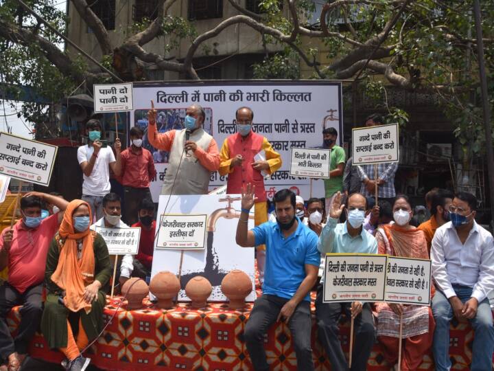 BJP protest over water scarcity in Delhi denounce Kejriwal government ANN दिल्ली में पानी की कमी को लेकर बीजेपी ने किया 'मटका फोड़ आंदोलन', केजरीवाल सरकार पर साधा निशाना