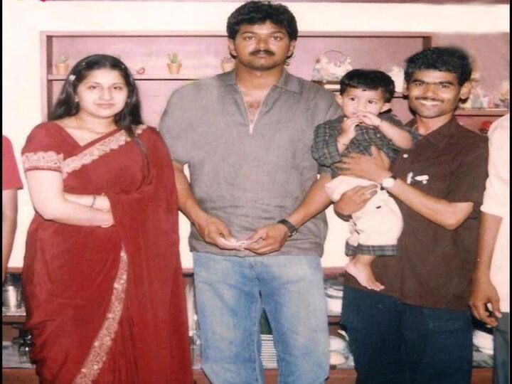 மனைவி சங்கீதா உடன் விஜய் !