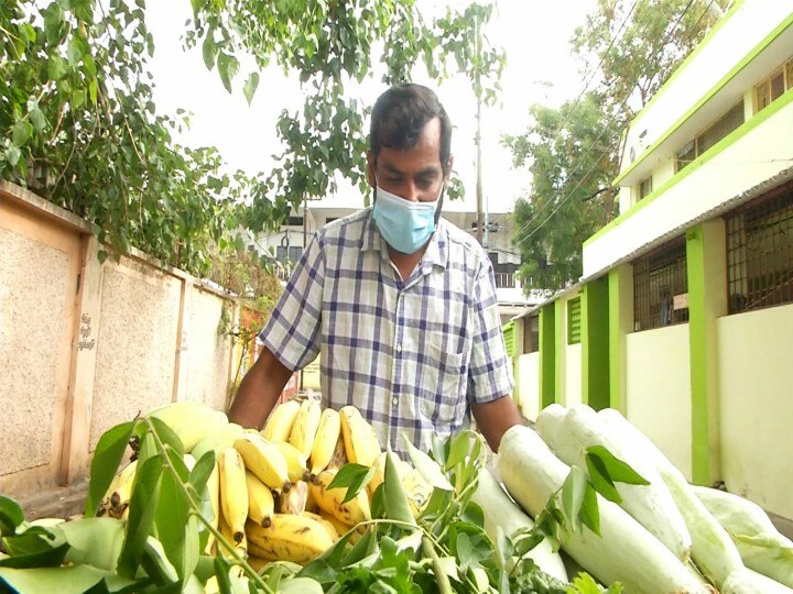 ஸ்மைல் ப்ளீஸ்  டூ தக்காளி, வெங்காயம்’ - ஊரடங்கினால் காய்கறி வியாபாரியான போட்டோகிராபர்..!