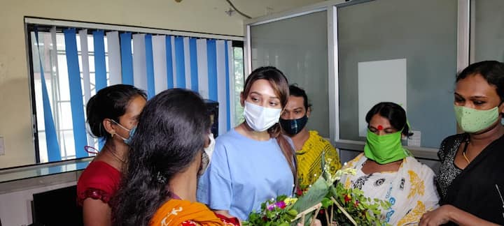 এদিন মিমি বলেন, 'অনেক জায়গায় ছোট ছোট ক্যাম্প করে ভ্যাকসিন দেওয়া হচ্ছে। তবে অনেকেই ভাবছেন এই সমস্ত ভ্যাকসিনগুলো সঠিক কিনা। তাই আমি আজ নিজে এসেছি, নিজেই এখানে ভ্যাকসিন নিচ্ছি। মানুষের যাতে বিশ্বাস হয় এই ভ্যাকসিনগুলো একেবারে সঠিক।'