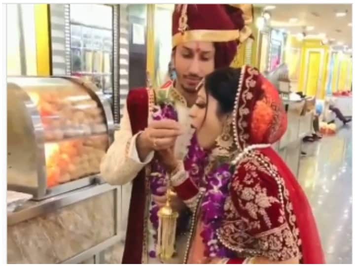 Watch: Groom feeds bride Pani Puri, viral video wins heart over the Internet Watch: दुल्हन को दूल्हे ने अपने हाथों से खिलाई पानी पूरी, इंटरनेट पर वायरल वीडियो ने जीता लोगों का दिल