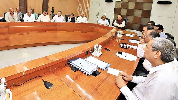 Gujarat Minister Parsottam Solanki reaction about govt help in cyclone effect રૂપાણી સરકારના દિગ્ગજ મંત્રીનો આક્ષેપ, 'સરકાર ખાલી જાહેરાતો કરે છે પણ અમલ થતો નથી ને રાહત મળતી નથી........'