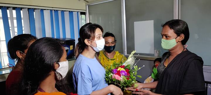 মিমিকে আজ ফুল দিয়ে অভ্যর্থনা জানানো হয়। সবার সঙ্গে হাসি মুখে কথা বলতে দেখা গেল মিমিকে।
